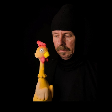 Ygor uit Poperinge met kip - Comedy- KLEUR